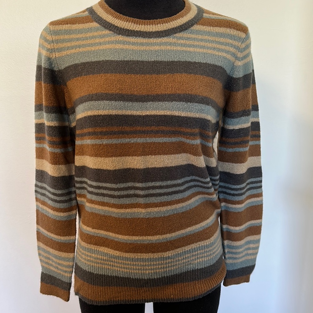 Cute retro looking sweater.